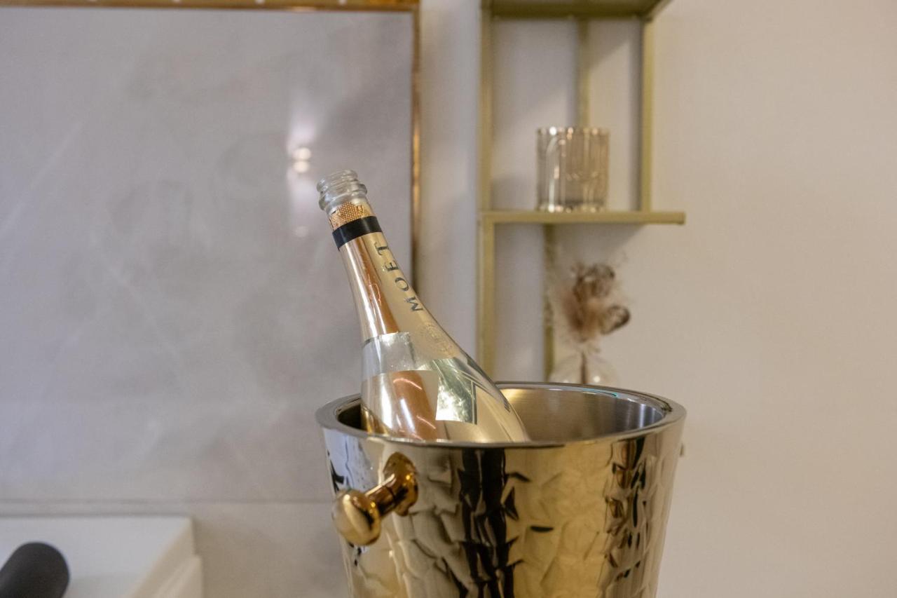 Fashion Apartment Gold Bologna With Jacuzzi & Car Garage Dış mekan fotoğraf