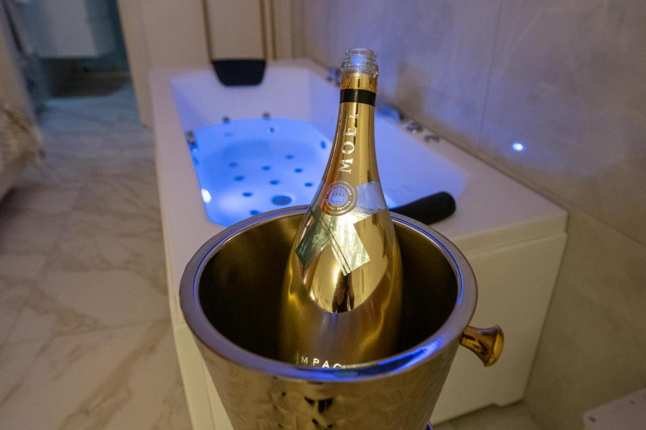 Fashion Apartment Gold Bologna With Jacuzzi & Car Garage Dış mekan fotoğraf